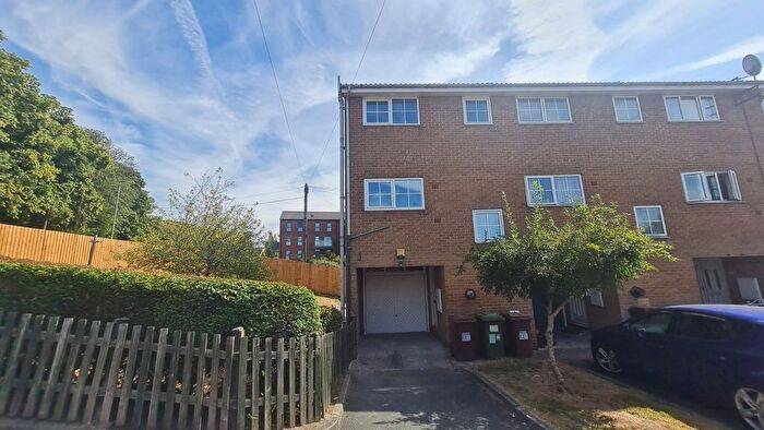 3 Bedroom End Of Terrace House To Rent In Cliff Park Avenue, Wakefield, West Yorkshire, WF1