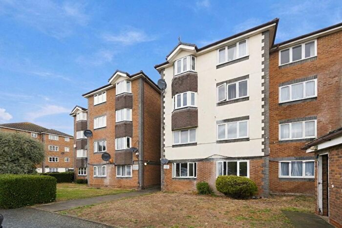 1 Bedroom Flat To Rent In Tennyson Close, Enfield, EN3