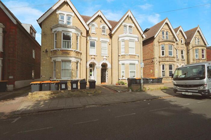 2 Bedroom Flat For Sale In Chaucer Road, Bedford, MK40
