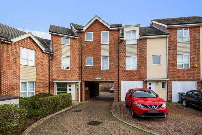 2 Bedroom Apartment To Rent In Harrow Close, Addlestone, KT15