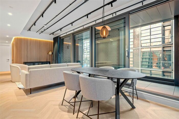 3 Bedroom Flat To Rent In St. John's Square, Clerkenwell, London, EC1V