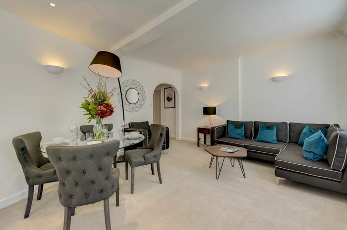 2 Bedroom Flat To Rent In Hill Street, London, W1J