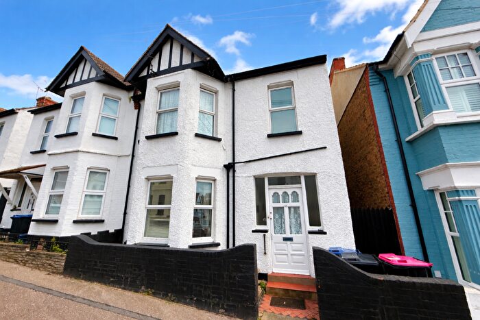 1 Bedroom Flat For Sale In Holland Road, Westcliff-On-Sea, Essex, SS0