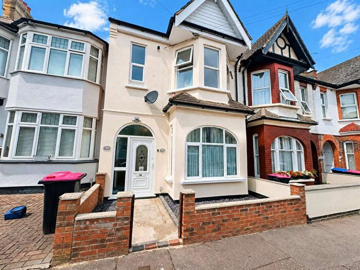 1 Bedroom Flat To Rent In St. Georges Park Avenue, Westcliff-On-Sea, SS0