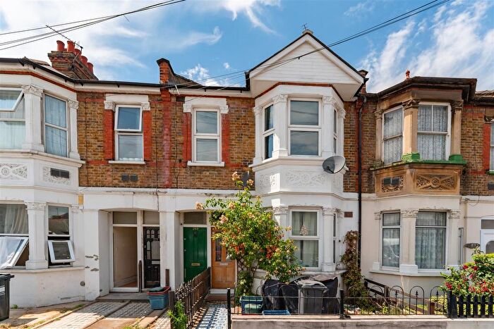 4 Bedroom Maisonette For Sale In Martindale Road, Hounslow, TW4