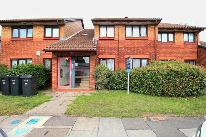 2 Bedroom Flat To Rent In Maypole Crescent, Ilford, IG6