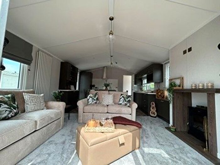 3 Bedroom Mobile/park Home For Sale In Corton, NR32