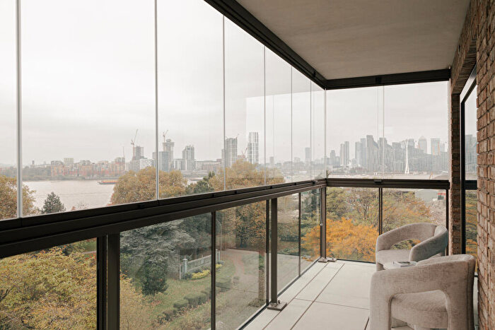 3 Bedroom Flat For Sale In Starboard Way, London, E16