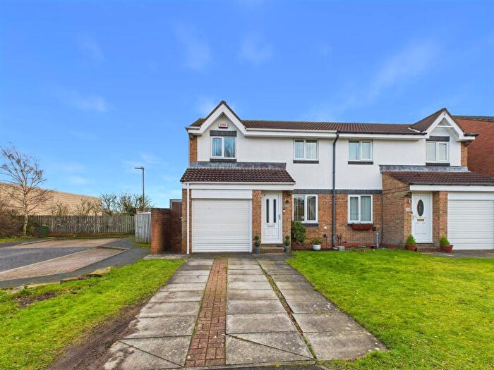 3 Bedroom Semi Detached House For Sale In Crossfield Park, Windy Nook, Gateshead, NE10