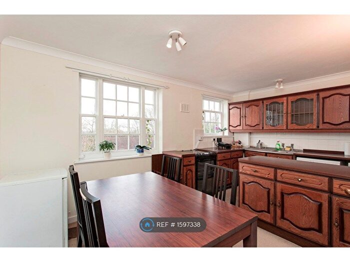 2 Bedroom Flat To Rent In Stonehills Court, London, SE21