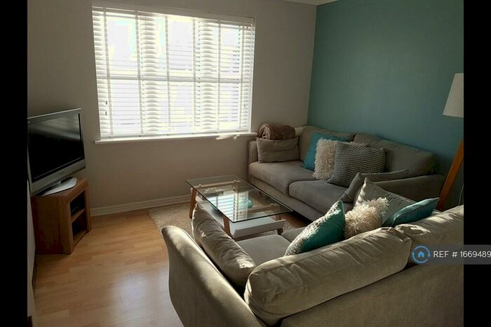 2 Bedroom Flat To Rent In Birch End, Warwick, CV34