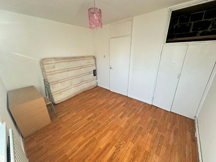 2 Bedroom Flat To Rent In Bow Road, London, E3