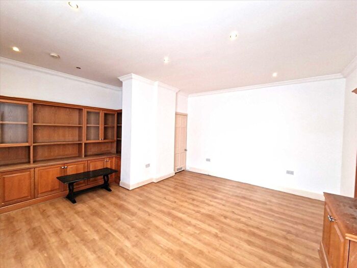 Studio To Rent In Watford Way, Hendon, NW4