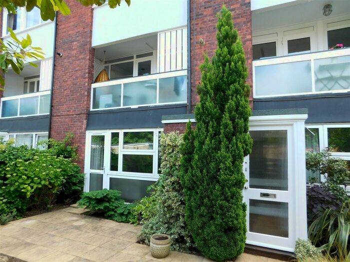 3 Bedroom Flat To Rent In The Crescent, Surbiton, KT6