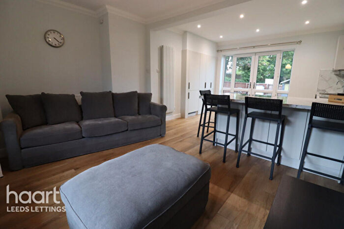 4 Bedroom Semi-Detached House To Rent In The Grove, Leeds, LS17