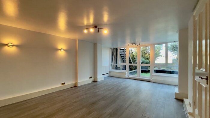 3 Bedroom Apartment To Rent In Kings Avenue, Muswell Hill, N10