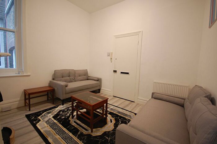 2 Bedroom Flat To Rent In Grove Park Terrace, London, W4