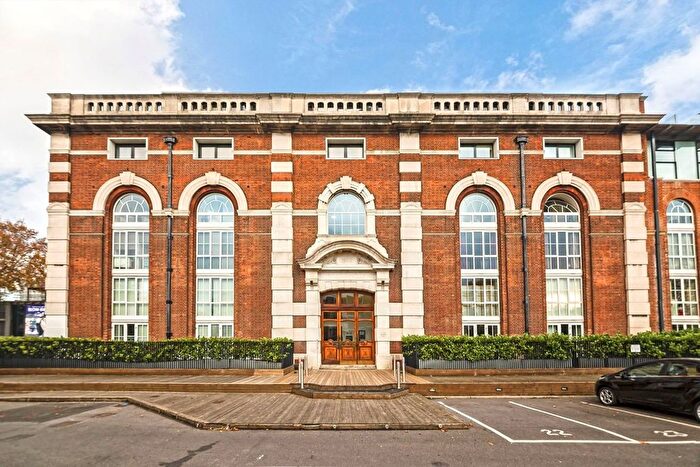 3 Bedroom Flat For Sale In Great West Road, London, W6
