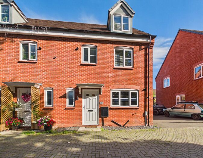 4 Bedroom Semi-Detached House To Rent In Hartcliffe Close, Oakwood, DE21
