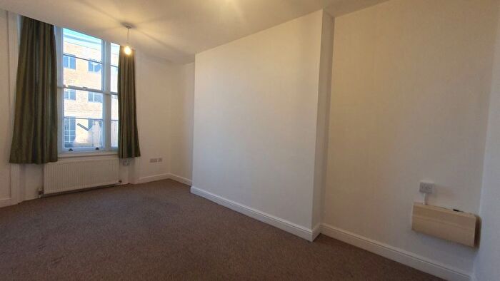 1 Bedroom Flat To Rent In St. Albans Road, Watford, WD17