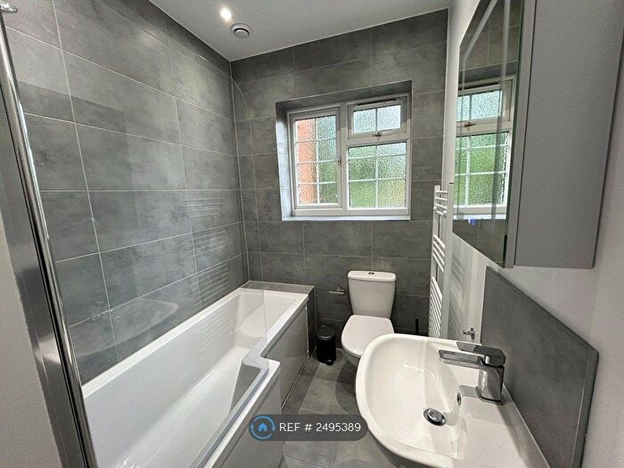 3 Bedroom Flat To Rent In Beechcroft Avenue, London, NW11