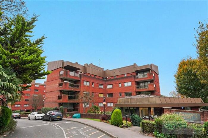 4 Bedroom Flat For Sale In Spencer Close, Finchley, N3