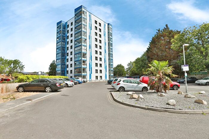 2 Bedroom Flat For Sale In Sterte Close, Poole, BH15
