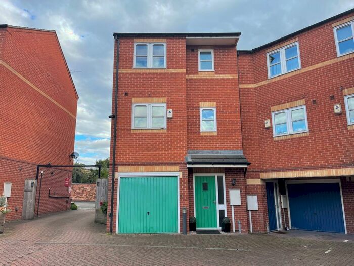3 Bedroom Town House To Rent In Longford Street, Derby, DE22