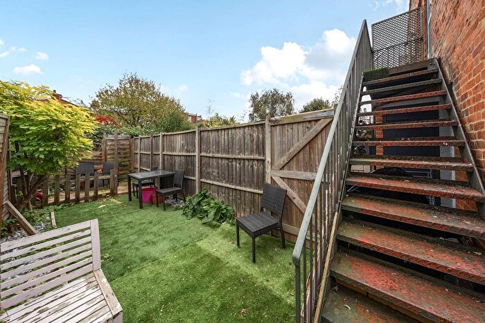 2 Bedroom Flat For Sale In Kingston Road, Raynes Park, London, SW20