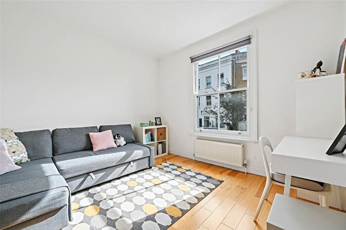 1 Bedroom Flat To Rent In Gayford Road, London, W12