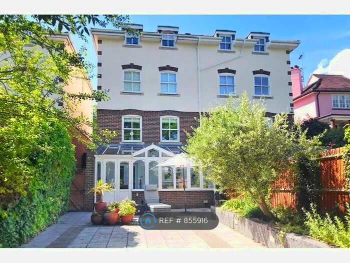 5 Bedroom Semi-Detached House To Rent In Palmerston Road, Buckhurst Hill IG9