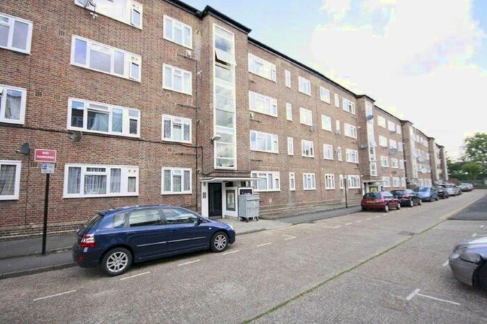3 Bedroom Flat To Rent In Larch Avenue, London, W3
