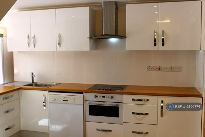 3 Bedroom Maisonette To Rent In Caledonian Road, London, N1