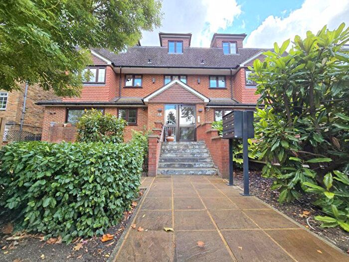 2 Bedroom Flat For Sale In The Avenue, Hatch End, HA5