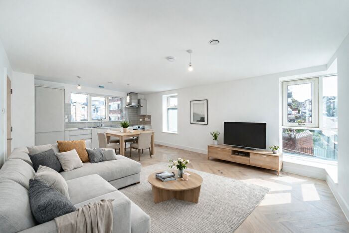 2 Bedroom Flat For Sale In Northcote Road, London, SW11