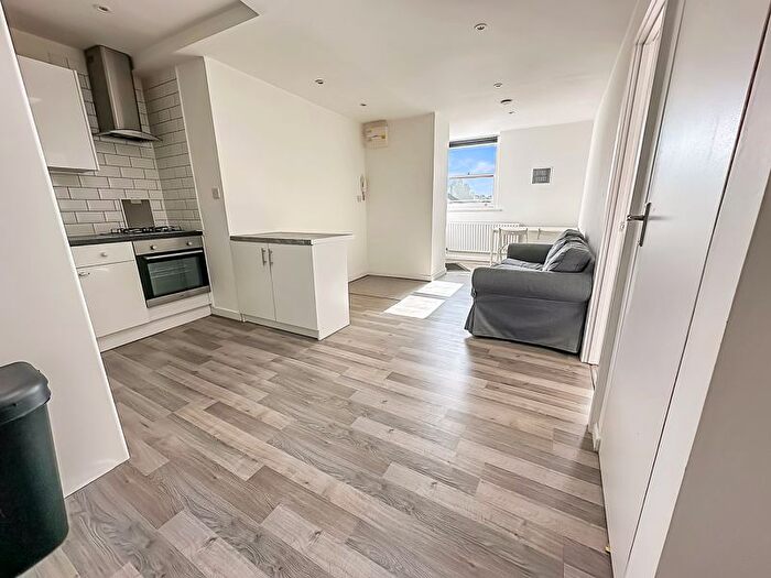 3 Bedroom Flat To Rent In Roman Road, London, E3