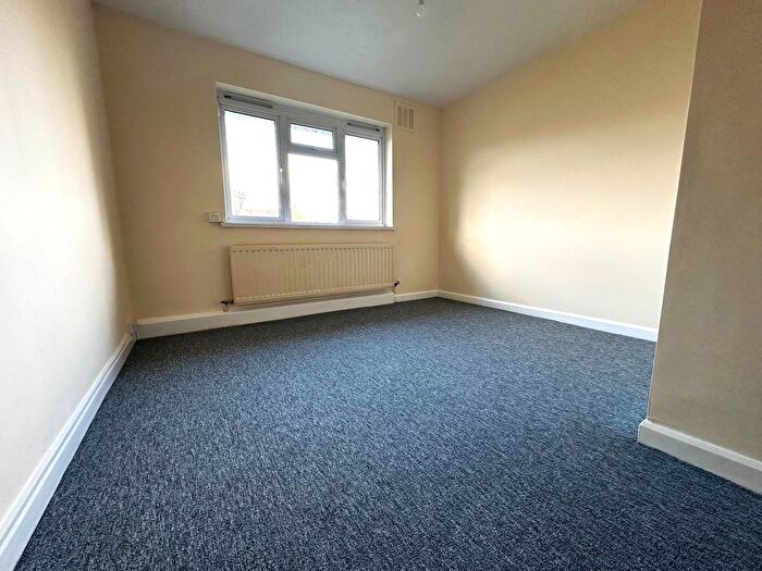 2 Bedroom Flat To Rent In Hillcrest, Great Chart, Ashford, TN23