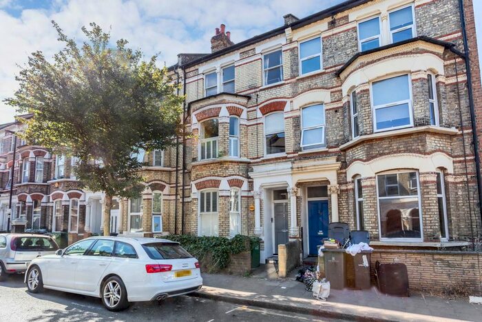 2 Bedroom Flat To Rent In Sandmere Road, London, SW4