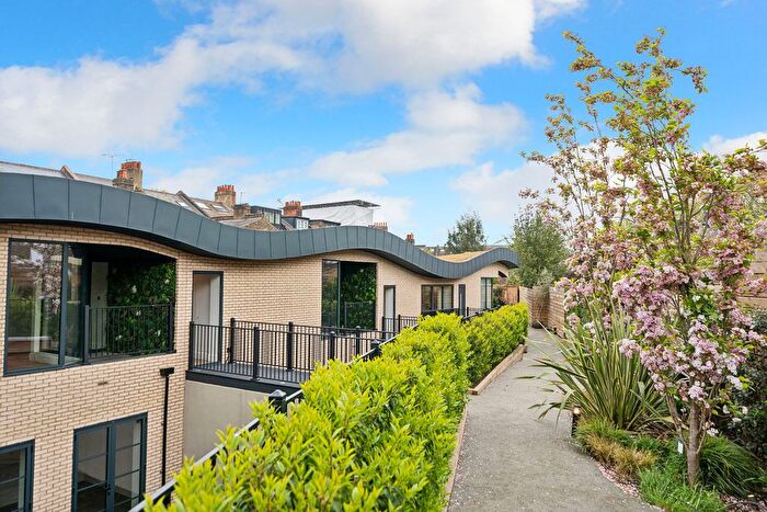 3 Bedroom End Of Terrace House For Sale In Charles Mews, London, N22