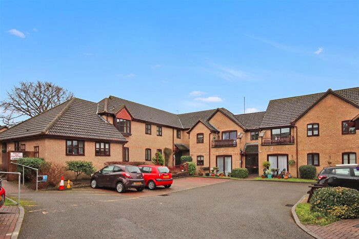 2 Bedroom Flat For Sale In Russell Court, Rushden, NN10