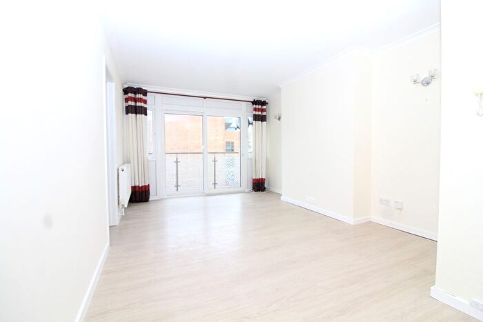 1 Bedroom Flat To Rent In Whitethorn Place, Derwen Fawr, Sketty, Swansea, SA2