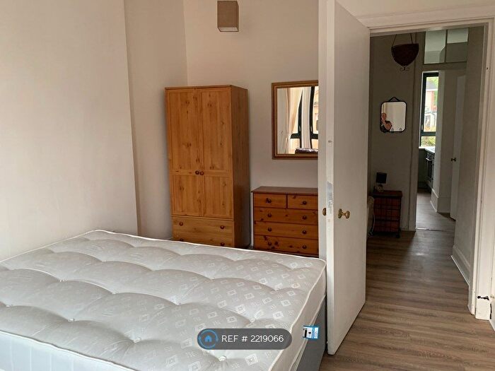 1 Bedroom Flat To Rent In Newlands Road, Glasgow, G44
