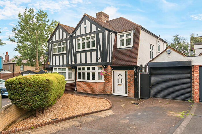 4 Bedroom Semi-Detached House For Sale In Great North Road, New Barnet, Barnet, EN5