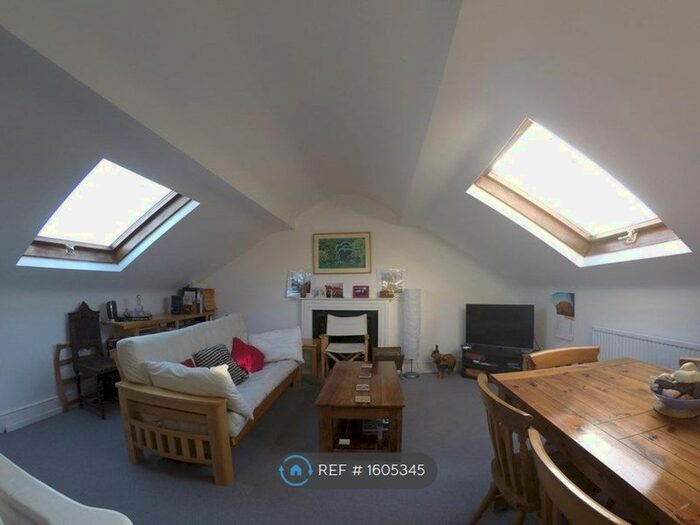 3 Bedroom Flat To Rent In Tremadoc Road, London, SW4