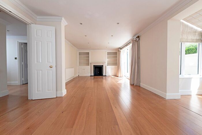 3 Bedroom Flat To Rent In Hortensia Road, Chelsea, SW10