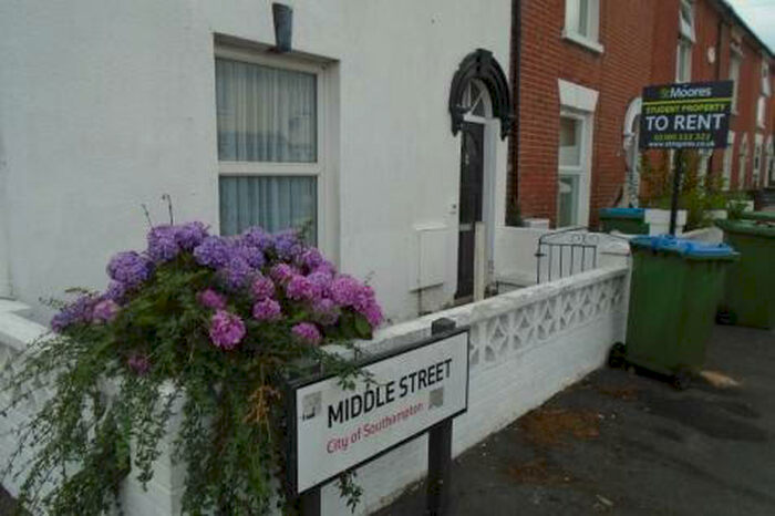 5 Bedroom House To Rent In Middle Street, SO14