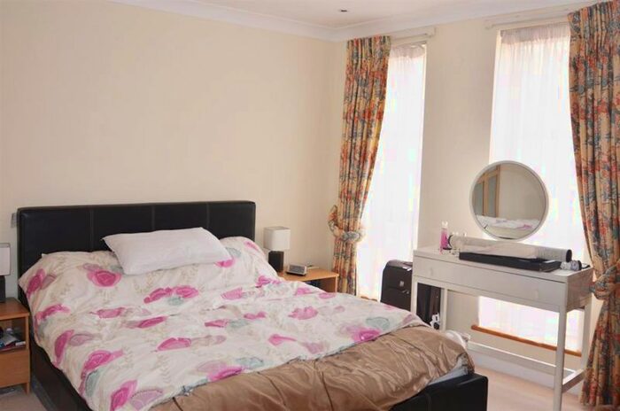 2 Bedroom Flat For Sale In Manbre Road, London, W6