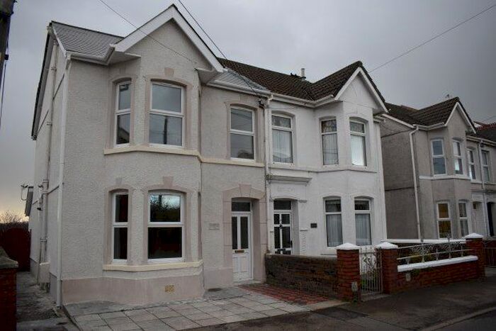 3 Bedroom Property To Rent In Union Street, Ammanford, SA18