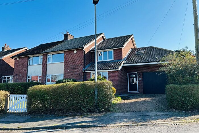 4 Bedroom Semi Detached House For Sale In Sycamore Drive, Lymm, WA13