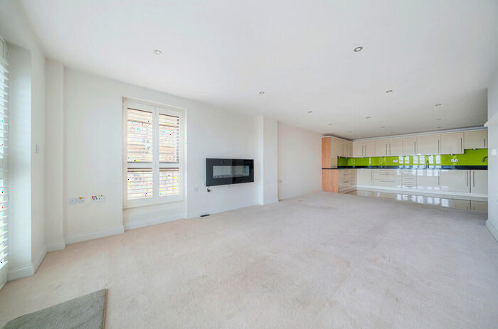 2 Bedroom Apartment For Sale In The Esplanade, Bognor Regis, West Sussex, PO21